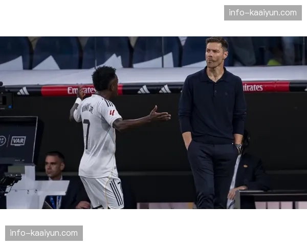 观察:阿隆索接手皇马后的更衣室管理艺术与战术融合 观察:阿隆索接手皇马后的更衣室管理艺术与战术融合